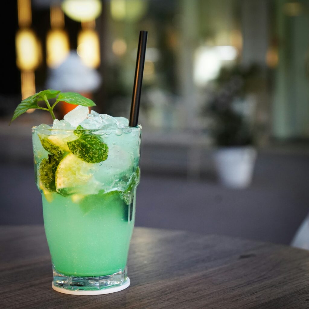 Koktajl mojito w szklance z lodem, limonką i miętą na tle rozmytego tła.

Najlepsze koktajle na wesele
